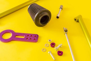 Düz konum araba yedek parça ayrıntıları masada izole, minimalist konsept