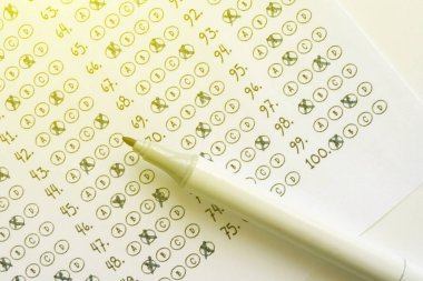 Yeni çalışanı işe almak, üzerinde test cevabı olan kağıt kağıtlar.