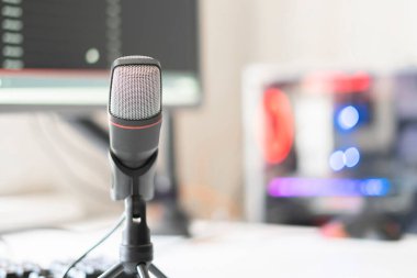 Radyo stüdyosunda mikrofon ve bilgisayar canlı yayında.