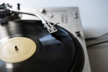 Vinil disk çalan bir makro yakın çekim pikabı iğnesi, eski moda retro müzik çalar