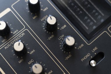 Ayarlanabilir düğmeleri ve arızaları olan bir makro ses karıştırıcı denetleyici