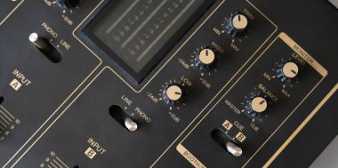 Ayarlanabilir düğmeleri ve arızaları olan bir makro ses karıştırıcı denetleyici