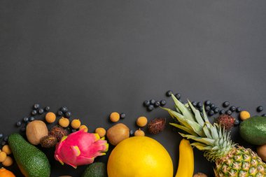 Renkli arka planda taze meyve içeren metin desenleri için bir kopya alanı