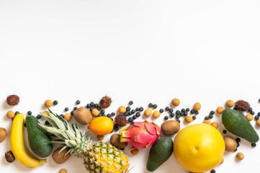 Renkli arka planda taze meyve içeren metin desenleri için bir kopya alanı