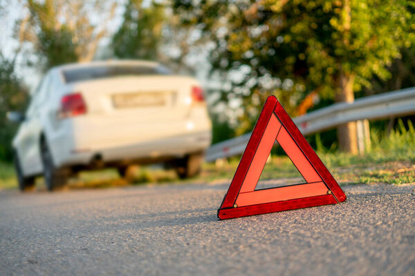 красный треугольник знак на дороге как символ ДТП на шоссе