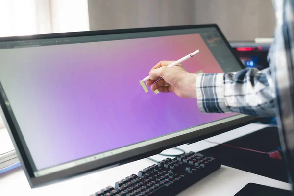 Młody mężczyzna cyfrowy artysta rysunek farby na monitorze komputera w studio — Zdjęcie stockowe