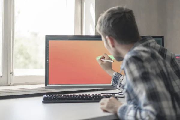 Un joven artista digital masculino dibujando pintura en el monitor de la pantalla del ordenador en el estudio — Foto de Stock