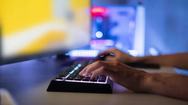 Um jogador profissional masculino tomar parte no campeonato de esporte cibernético, jogando jogo de computador — Fotografia de Stock