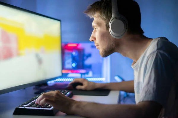 Um jogador profissional masculino tomar parte no campeonato de esporte cibernético, jogando jogo de computador — Fotografia de Stock