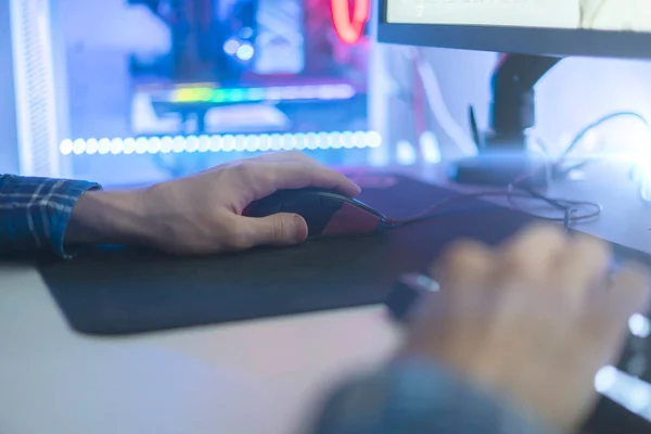 Um jogador profissional masculino tomar parte no campeonato de esporte cibernético, jogando jogo de computador — Fotografia de Stock