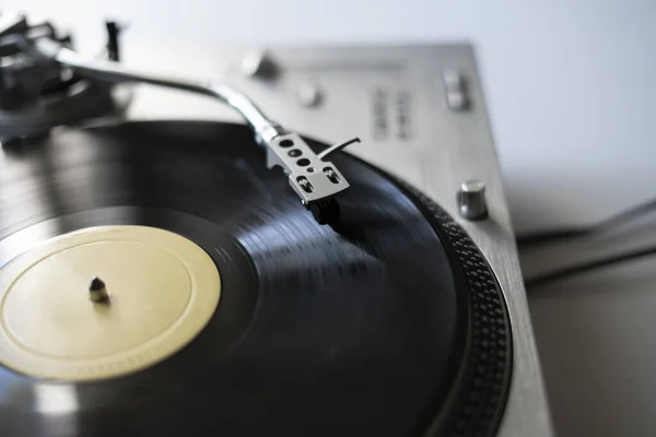 レコードプレーヤーの針を閉じてレコードディスクを演奏するマクロ古いレトロ音楽プレーヤー — ストック写真