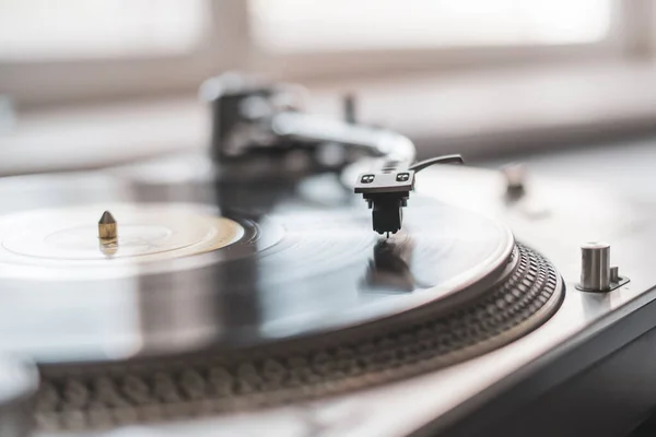 Uma agulha gravadora macro close-up tocando o disco de vinil, retro player de música à moda antiga — Fotografia de Stock