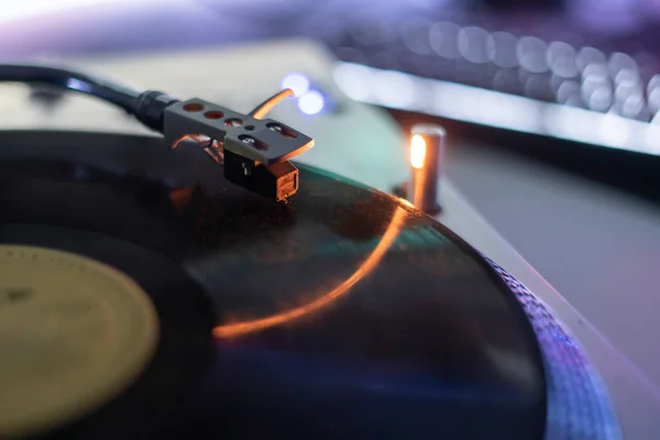 Uma agulha gravadora macro close-up tocando o disco de vinil, retro player de música à moda antiga — Fotografia de Stock