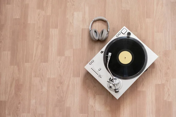 A top view of a classic record player flat lay, simple minimalism concept wit copy space —  Fotos de Stock