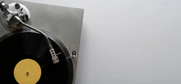 Uma vista superior de um clássico leitor de discos flat lay, conceito de minimalismo simples com espaço de cópia — Fotografia de Stock