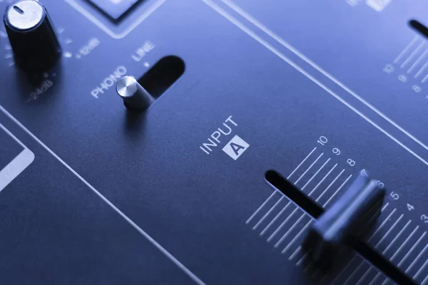 Ένα κοντό μακροεντολή μίκτη ήχου με ρυθμιζόμενα κουμπιά και faders — Φωτογραφία Αρχείου