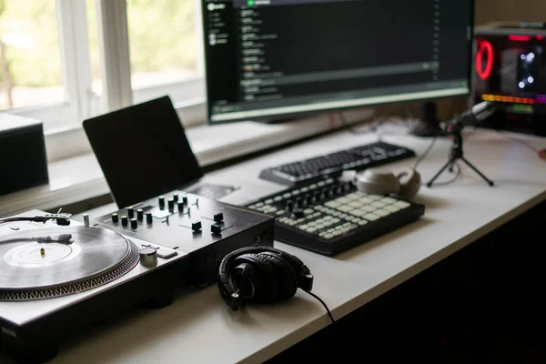 Een kleine muziekproductie studio apparatuur close-up, platenspeler, midi drum pad mixer en microfoon — Stockfoto