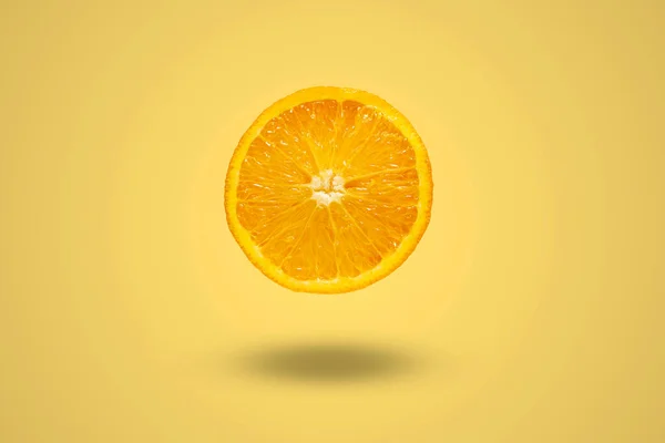 Narancssárga citrusfélék szelete a színes pasztell háttérrel szemben, egyszerű minimalizmus koncepció — Stock Fotó