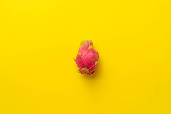 다채 로운 표면에 고립된 열 대의 이국적 인 과일인 피파 하야의 신선 한 용 과도 같은 복사 공간에 대한 미니멀리즘적 개념 — 스톡 사진