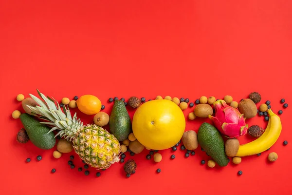 Копия пространства, место для текста desigh со свежими фруктами на красочном фоне — стоковое фото