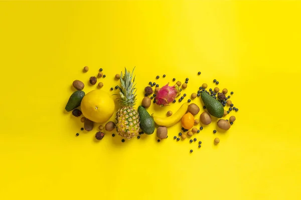 Верхний вид различных тропических frruit на цветном фоне изолированы, баннер, здоровое летнее питание — стоковое фото