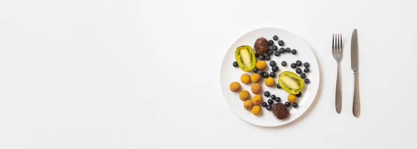 Czas jeść, surowe owoce dieta ze świeżego surowca ob talerz z nożem i widelcem — Zdjęcie stockowe