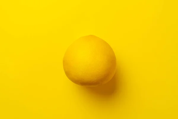 Il concetto astratto pomelo minimalista piatto laici su sfondo colorato — Foto Stock