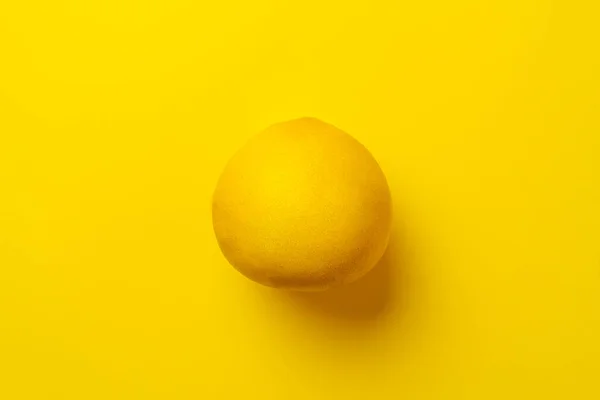 Das abstrakte pomelo minimalistische Konzept flach lag auf buntem Hintergrund — Stockfoto