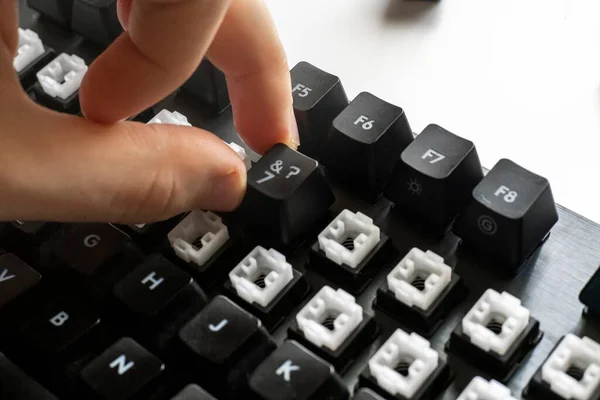 Um jogador aperta o botão em um teclado mecânico com interruptores mecânicos, conceito cybersport — Fotografia de Stock
