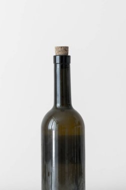 Alkol için basit bir cam şişe, izole edilmiş.