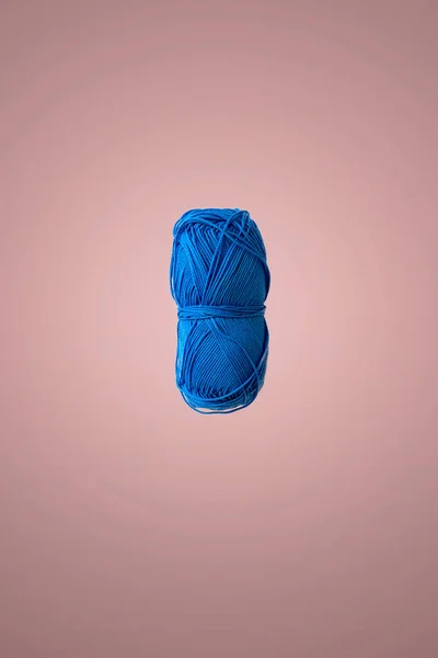 空気中に浮かぶ単色の編み糸のロールは — ストック写真