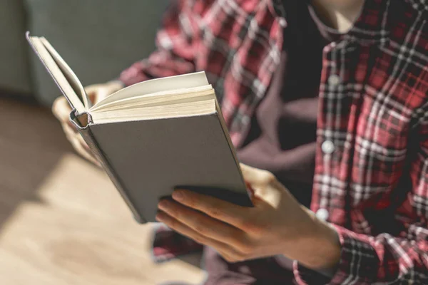 Bliska osoba trzyma książkę i czyta, zdobyć trochę wiedzy — Zdjęcie stockowe