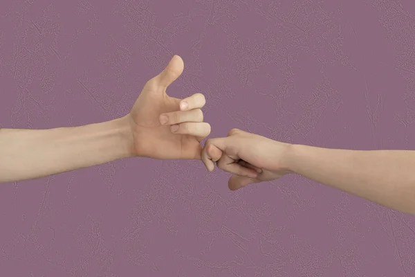 Крупним планом дві людини підключили маленькі пальці один до одного, ізольовані, прості концепції стосунків — стокове фото