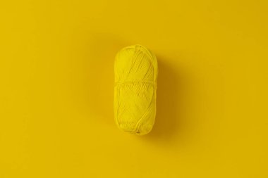 Renkli arka planda örgü örmek için izole edilmiş tek iplik rulosunun üst görüntüsü