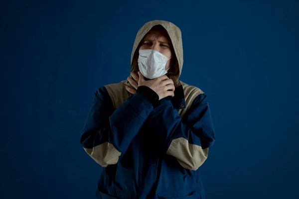 Muž drží hrdlo, zatímco dusí a nemůže dýchat, izolovaný proti zdi, koronavirus koncept v Číně — Stock fotografie