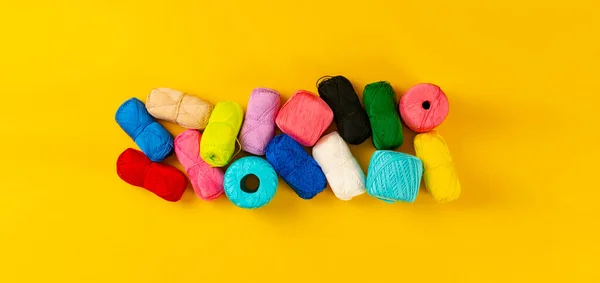 Набор различных красочных нитей рулонов угроза вязания, вид сверху широкий баннер для веб — стоковое фото