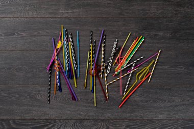 Büyük bir koleksiyon ya da bir demet farklı pipet. Parti için masanın üzerinde yatıyordu.