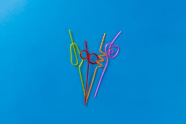 Bir dizi modaya uygun dönen ve yuvarlanan pipetler düz konumda, alışılmadık yaratıcı parti konsepti