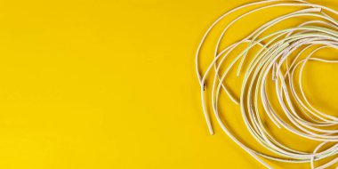 Basit bir beyaz kablo düz renkli arkaplan izole, ağ bağlantısı endüstrisi geniş web pankartı üzerinde yatıyordu