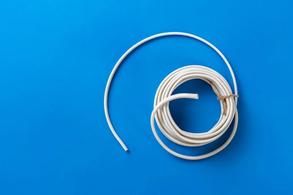 Un simple cable de alambre blanco plano en el fondo colorido aislado, industria de conexión de red — Foto de Stock