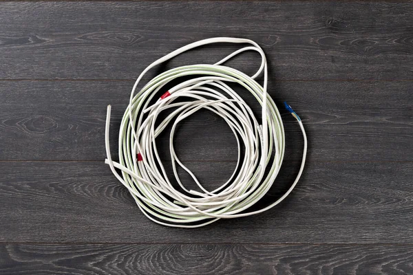 Un simple cable de alambre blanco plano en el fondo colorido aislado, industria de conexión de red —  Fotos de Stock