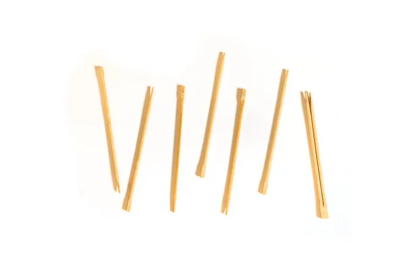 Na stole ležela osamocená hromada jednoduchých dřevěných hůlek — Stock fotografie