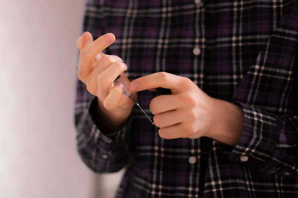 Una persona drogadicta de cerca sosteniendo un jarabe va a tener una dosis — Foto de Stock