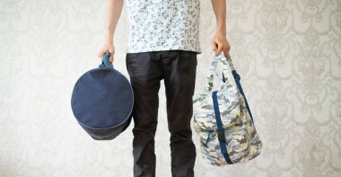 Büyük çantalarla dolu bir turistin bedeni yola çıkmaya hazır ve ayakta.