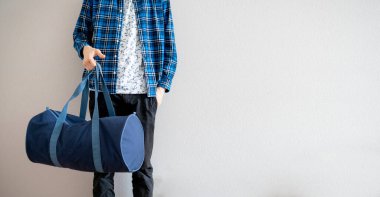 Büyük çantalarla dolu bir turistin bedeni yola çıkmaya hazır ve ayakta.