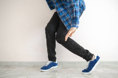 Dansçının bacakları duvarda izole edilmiş güzel hareketler yapıyor.