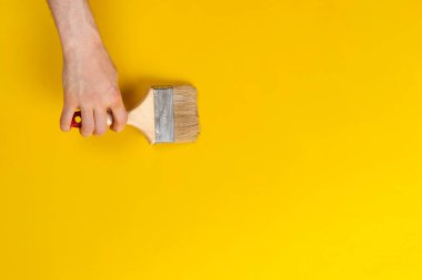 Rengarenk bir duvara çizim ve fırça boyasıyla izole edilmiş el.