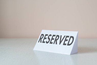 Tabak ya da kâğıt tahtada bir restoranın içinde saklı bir kelime metni var.