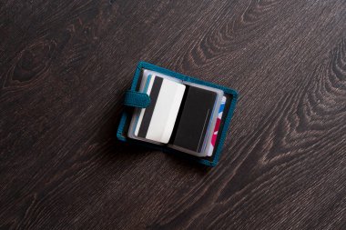 Farklı kredi bankaları ve kart koleksiyonları olan cüzdan