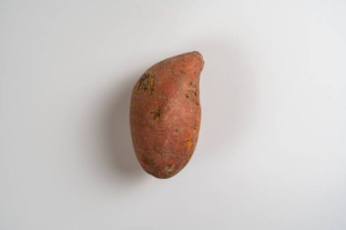 Çiğ tatlı patates ya da batat düz yalıtılmış, basit sağlıklı beslenme diyeti konsepti